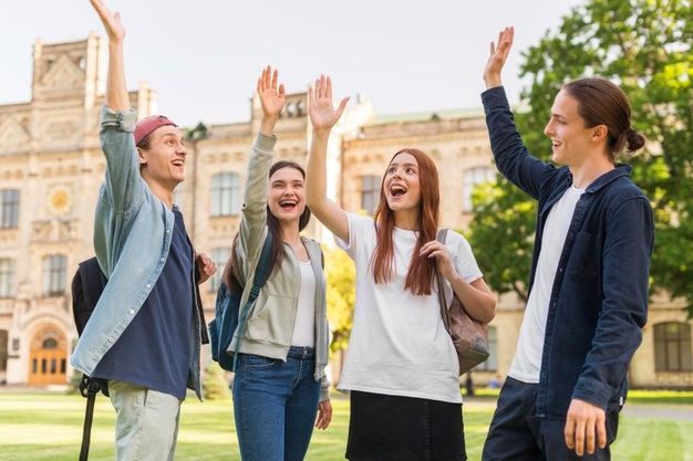 Premium-Photo-Group-of-students-happy-to-be-back-at-university छात्रों के लिए एप्पल का नया ऑफर एप्पल कम्पनी का नया ऑफर/Apple's new offer for students Apple's new offer for students